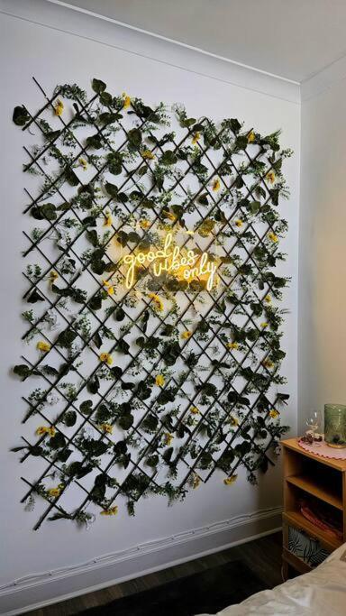 The Ferns - Shared Garden Apartment With Parking Darvel Esterno foto