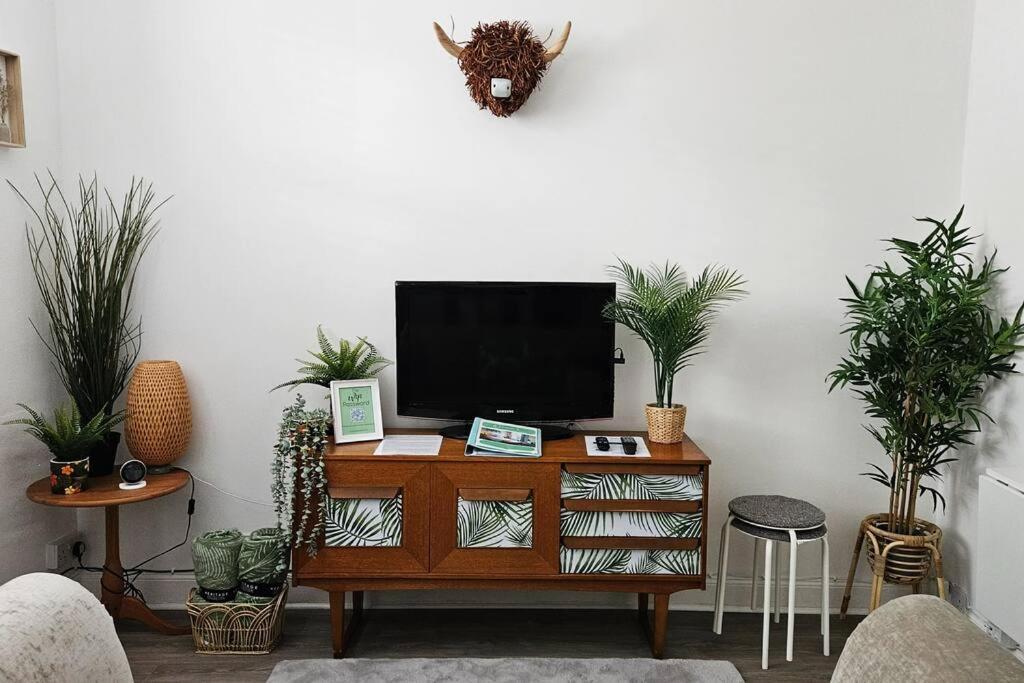 The Ferns - Shared Garden Apartment With Parking Darvel Esterno foto