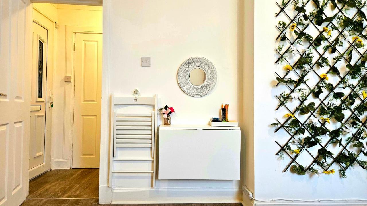The Ferns - Shared Garden Apartment With Parking Darvel Esterno foto