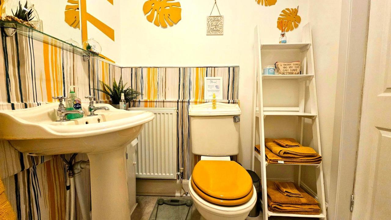 The Ferns - Shared Garden Apartment With Parking Darvel Esterno foto