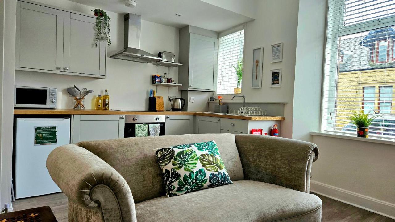 The Ferns - Shared Garden Apartment With Parking Darvel Esterno foto