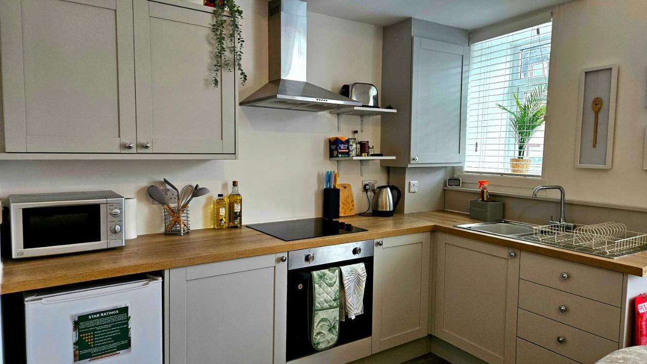 The Ferns - Shared Garden Apartment With Parking Darvel Esterno foto