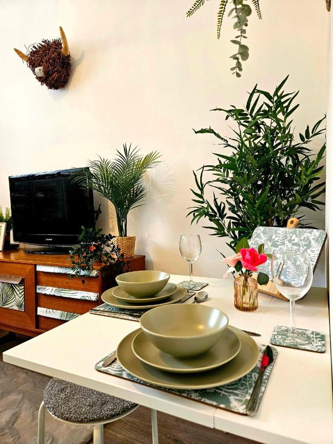 The Ferns - Shared Garden Apartment With Parking Darvel Esterno foto