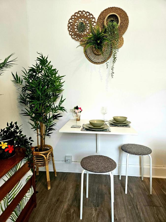 The Ferns - Shared Garden Apartment With Parking Darvel Esterno foto